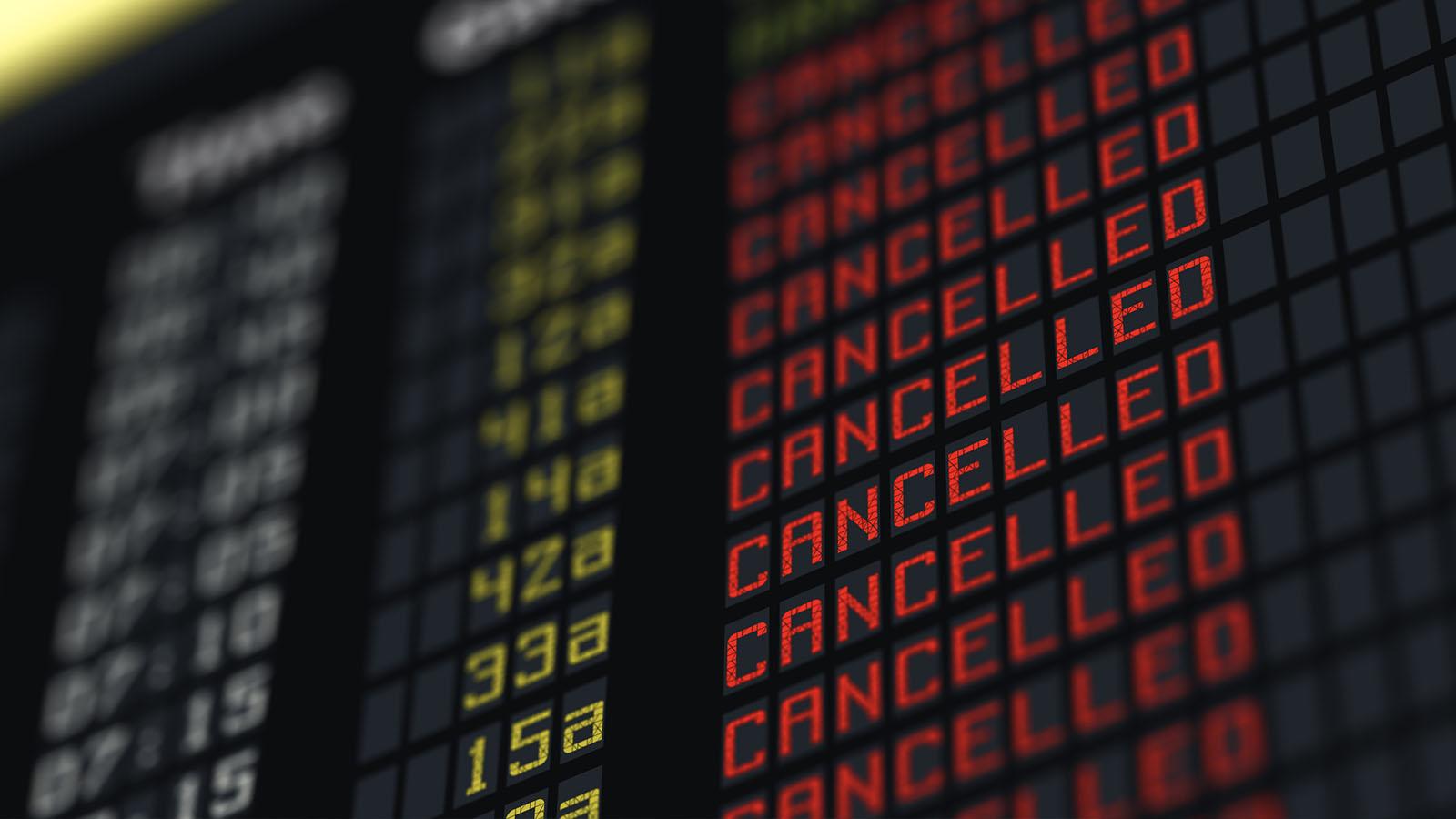 US Airlines Cancel 1,000+ Flights as Major Winter Storm Disrupts Holiday Travel